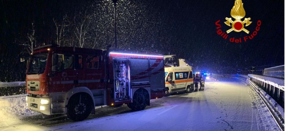 Foto d'archivio Il pullman rompe le catene e 36 persone restano bloccate nella neve